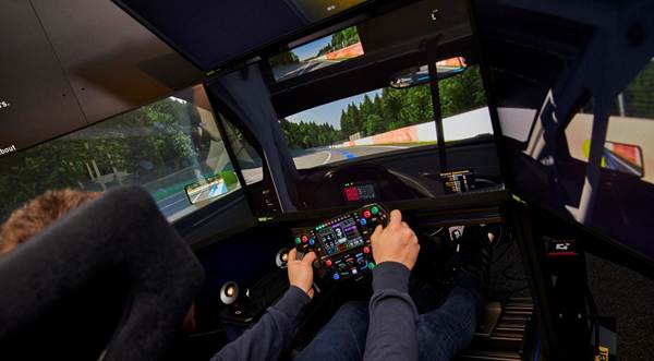Multi screen sim racing setup