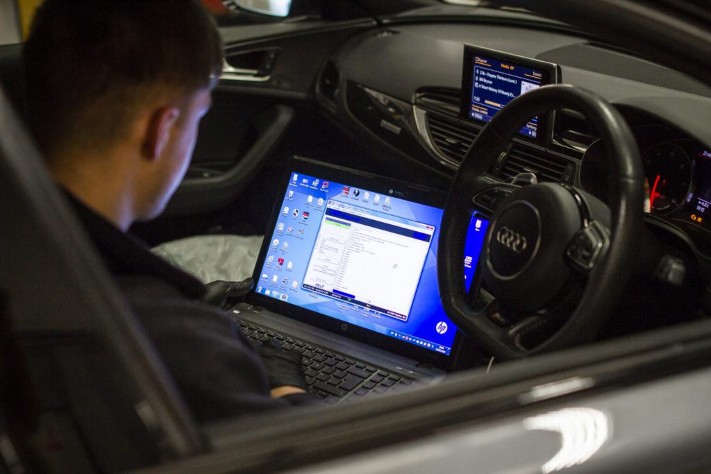 How to Tune a Car With a Laptop  