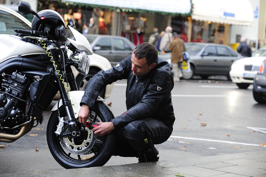 How to install motorcycle chain lock 