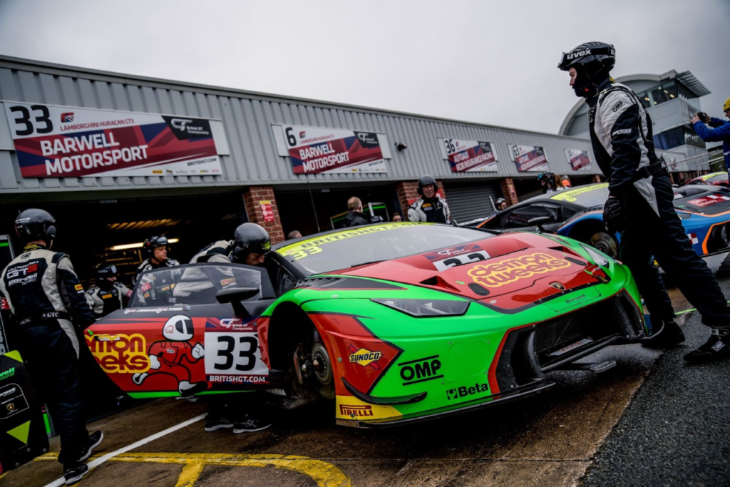 Demon Tweeks Huracan in pits