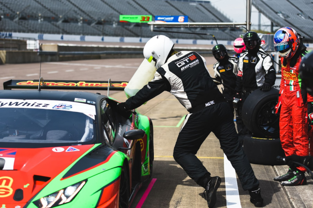 Huracan being refuelled with racing pit equipment