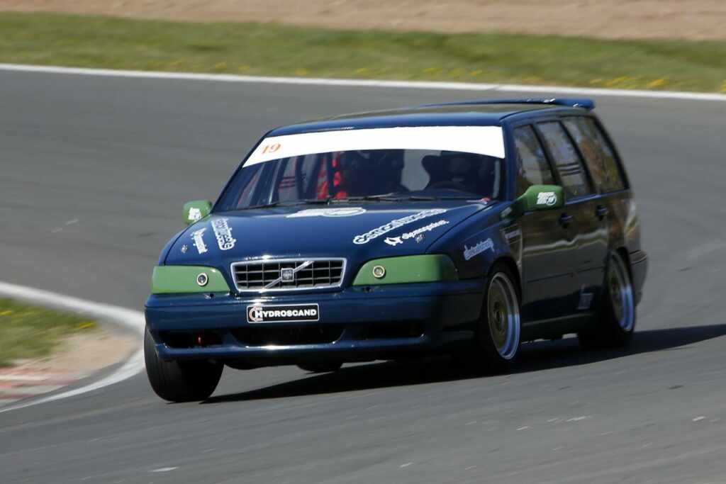 Jimmy Pettersson in action with his Volvo V70