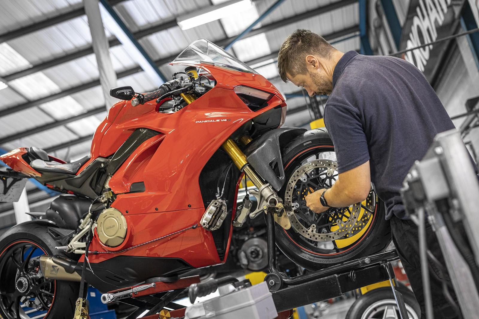 How to Change a Motorcycle Tyre – Step By Step Guide